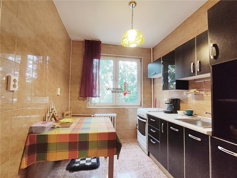 Doamna Ghica, intersectie, planul doi, prima inchiriere apartament decomandat, et. 3,