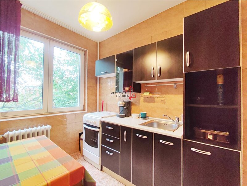 Doamna Ghica, intersectie, planul doi, prima inchiriere apartament decomandat, et. 3,