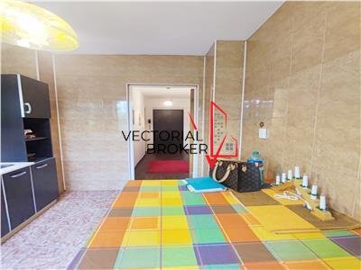 Doamna Ghica, intersectie, planul doi, prima inchiriere apartament decomandat, et. 3,